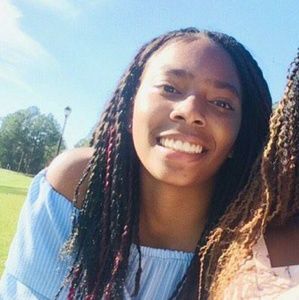 Meet your Posher, Adriana